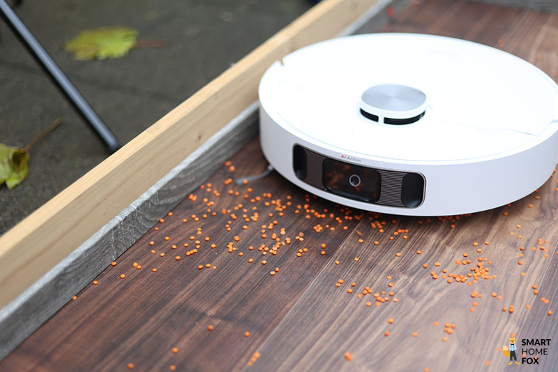 Dreame L10s производит уборку вдоль плинтусов